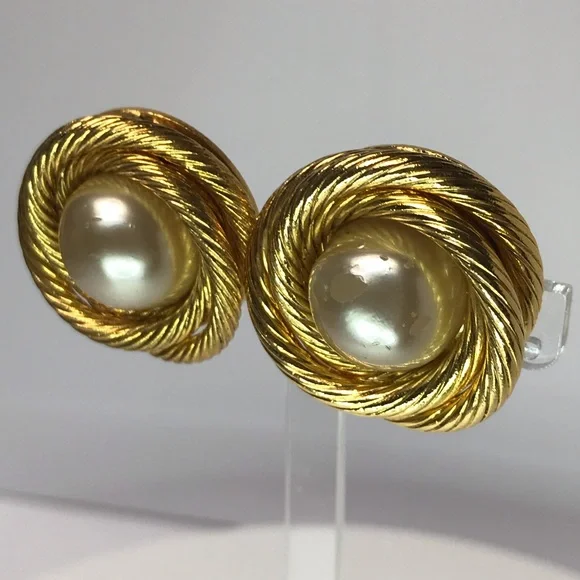CHANEL 24K Plated Vintage Pearl Earrings ✨🤩 - Picture 9 of 17